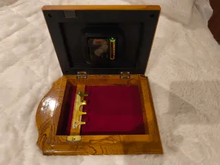 Reloj de pared con compartimento para llaves.