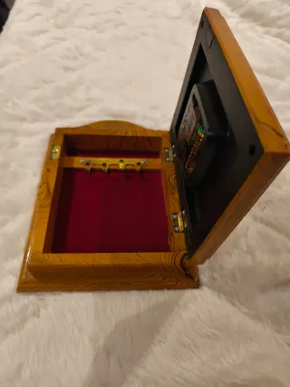 Reloj de pared con compartimento para llaves.