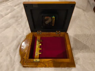 Reloj de pared con compartimento para llaves.