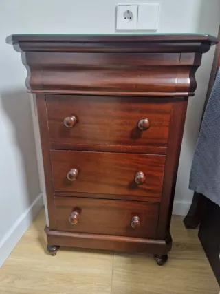 Testiera e comodini in mogano con piano in vetro