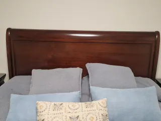 Testiera e comodini in mogano con piano in vetro