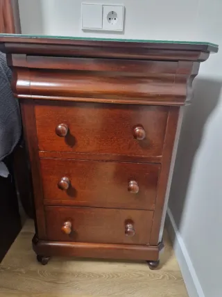 Testiera e comodini in mogano con piano in vetro