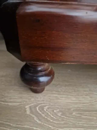 Testiera e comodini in mogano con piano in vetro