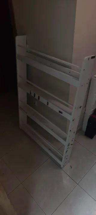 Estantería blanca para cuentos