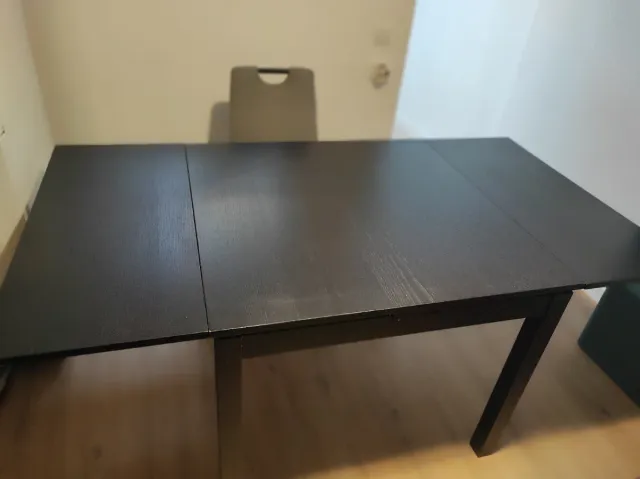 Mesa extensible marrón/negra. Bjursta. 90x90 altur