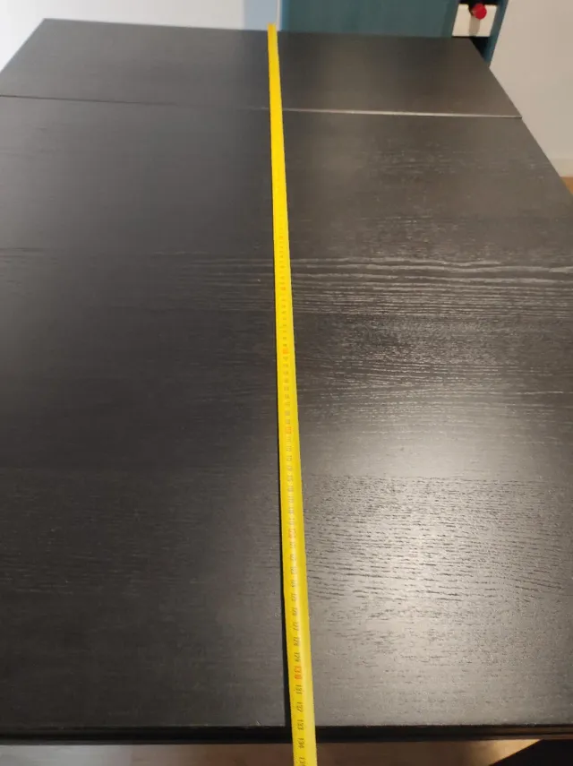 Mesa extensible marrón/negra. Bjursta. 90x90 altur