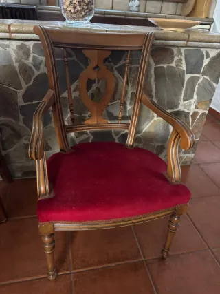 Silla antigua de madera con asiento de terciopelo