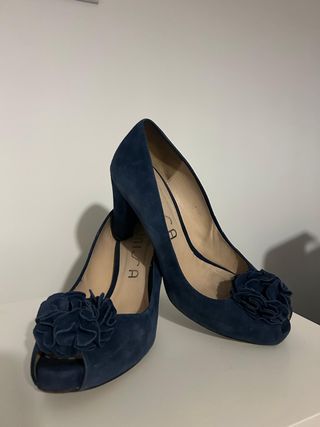 Zapatos de tacón azul ante flor talla 41