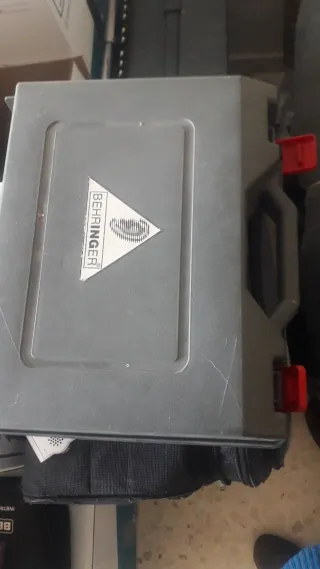 Mesa de mezclas Behringer Eurorack MX802A