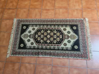 Alfombra antigua pequeña de colores