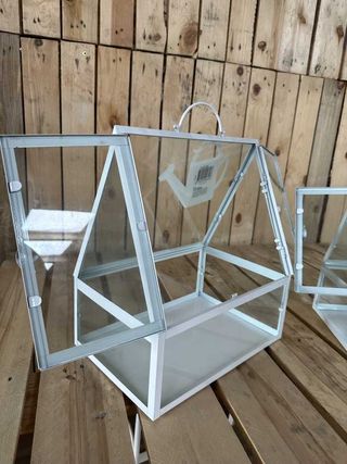 CASA PEQUEÑA PARA PLANTAS Y FLORES