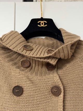 Capa beige con botones