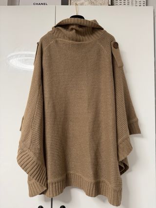 Capa beige con botones