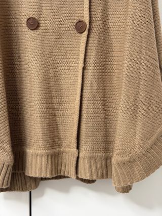 Capa beige con botones