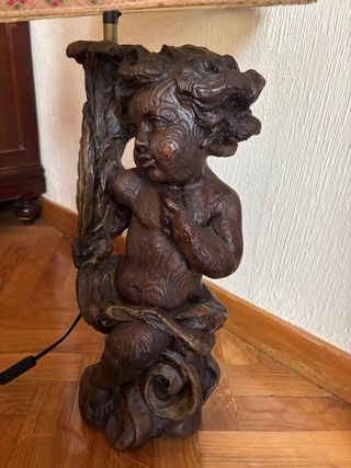 Lámpara de mesa con pie tallado en madera