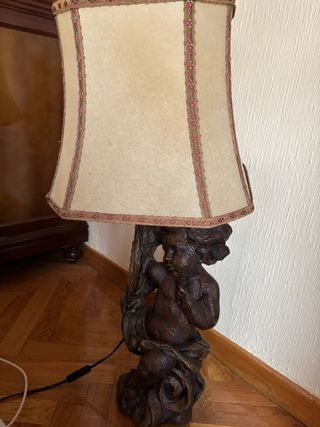 Lámpara de mesa con pie tallado en madera