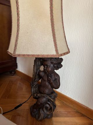 Lámpara de mesa con pie tallado en madera