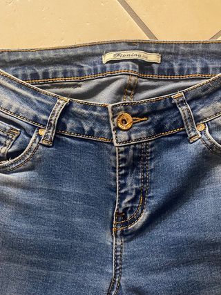 Jeans strappati e jeans extra in regalo