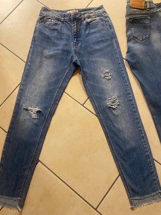 Jeans strappati e jeans extra in regalo