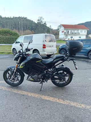 Keeway RKF 125 Naked Manual, casco incluido