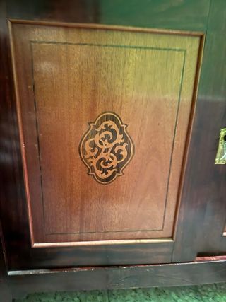 Cómoda clásica de madera y metal