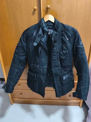 Chaqueta Moto Mujer Evo, con todas sus defensas