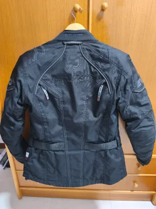 Chaqueta Moto Mujer Evo, con todas sus defensas