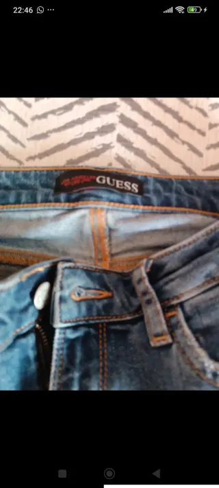 Pantalón vaquero Guess desgastado