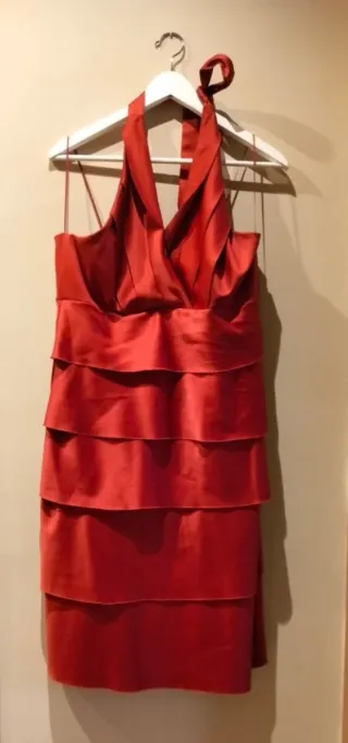 Vestido de fiesta rojo con volantes