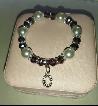 Pulsera con herradura y perlas