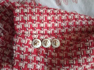 Chaqueta Zara Tweed Roja y Blanca, botones blancos