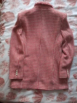 Chaqueta Zara Tweed Roja y Blanca, botones blancos