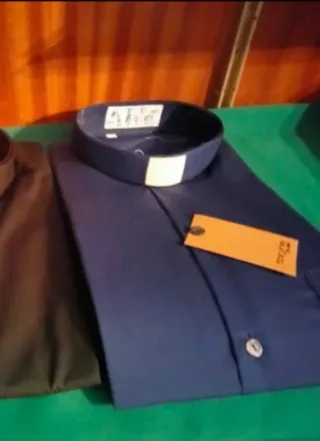 Camisa azul con cuello de clérigo 41