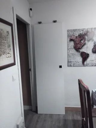 Puerta corredera blanca