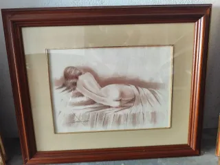 Dibujo a carboncillo de figura femenina