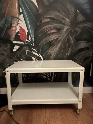 Mesa auxiliar blanca con ruedas – estilo industria