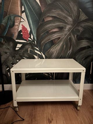 Mesa auxiliar blanca con ruedas – estilo industria