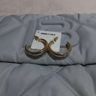 Bolso plateado acolchado con cadena