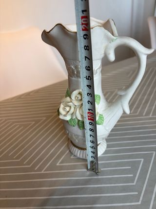 Jarrón de cerámica blanco con relieve de flores