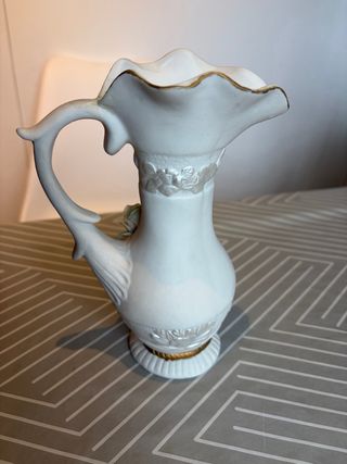 Jarrón de cerámica blanco con relieve de flores