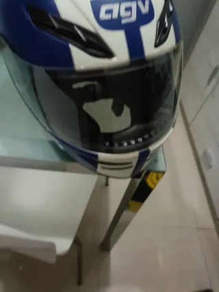 Casco de moto AGV azul y blanco