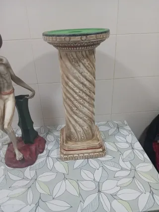 Figura y columna decorativa