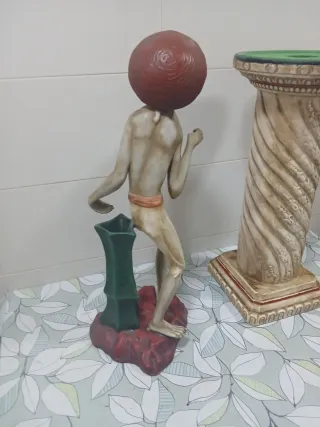 Figura y columna decorativa