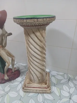 Figura y columna decorativa