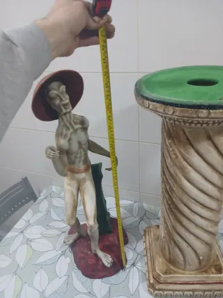 Figura y columna decorativa