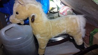 Caballito balancín de peluche