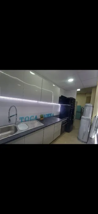 Cocina modular gris y blanca