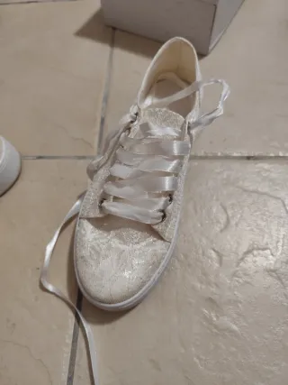 Scarpe donna pizzo bianche, regalo le calzine