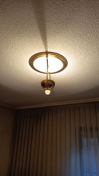 Lámpara de techo dorada y blanca