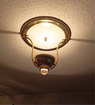 Lámpara de techo dorada y blanca